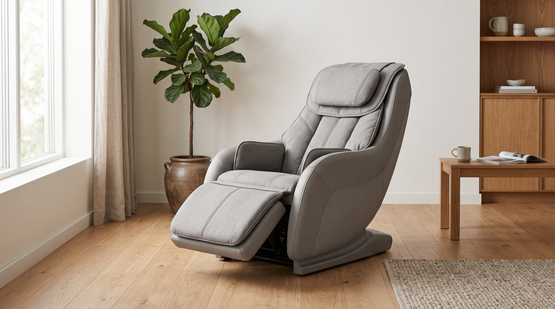 Grå massagestol i en lys, moderne stue